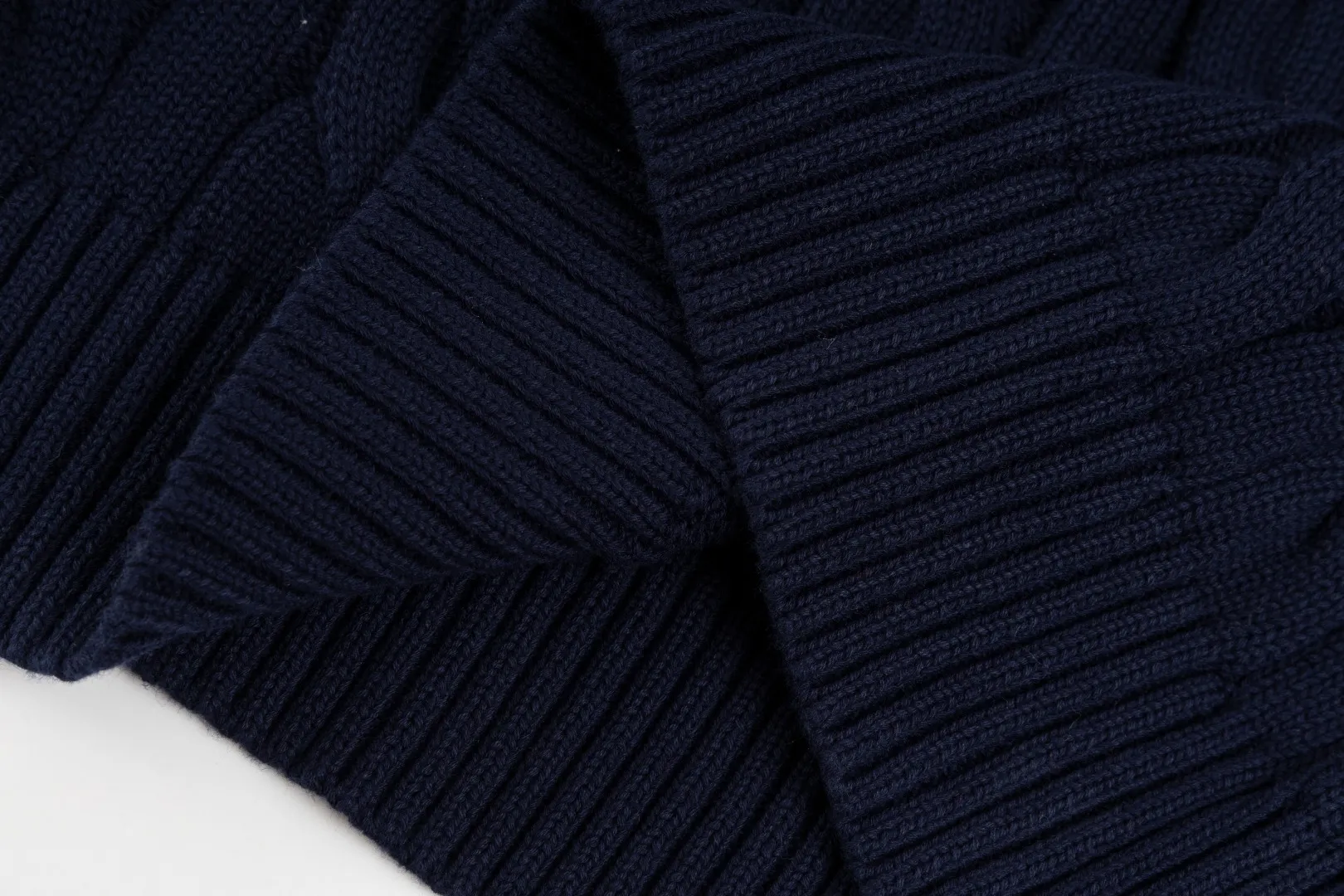 P220 #R91 RALPH LAUREN Ralph Lauren fourteen colors classic small label embroidery round neck pullover cable cardigan sweater men's top, high-density LOGO embroidery on the chest, original customization of tag accessories. Made of pure cotton yarn, pure cotton is skin-friendly and comfortable, small label war horse embroidered twist button round neck sweater 🐎 high quality, follow the blogger to learn how to wear it! Let’s buy a Ralph Lauren cable sweater. It’s a super hard-to-find series after it became popular. It’s hard to find one on the official website. It’s simple and practical to wear, with a lazy and loose feel. The thickened fabric has more texture, feels soft and delicate, and has a loose fit. Whether worn alone or layered, you can wear different styles of fashion with just one piece!   Size：XS S M L Sleeve length: 59/60/61/62/63